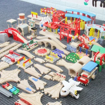 Večino železnici, leseni železniški progi pribor, razpršeni deli, otroške igrače puzzle dodatki, rezervni deli
